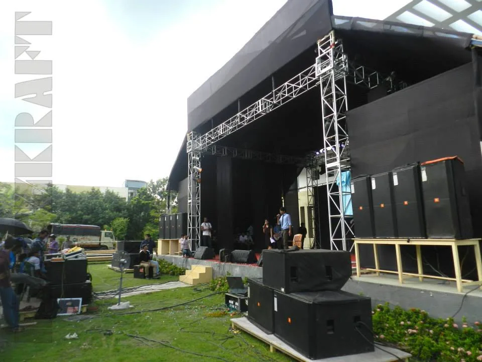 Stage and truss setup by Beatzkraft